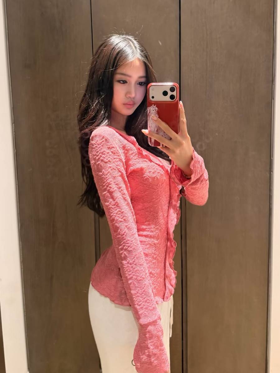 钟丽缇16岁男儿晒好意思照 穿紧身裙前凸后翘好性感