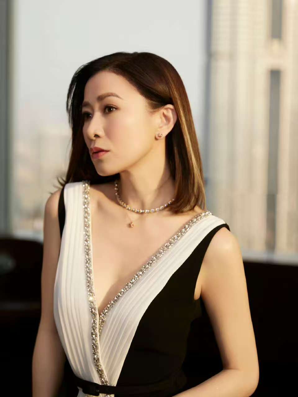 佘诗曼穿束身长裙身姿窈窕 出席游园会明媚又自信