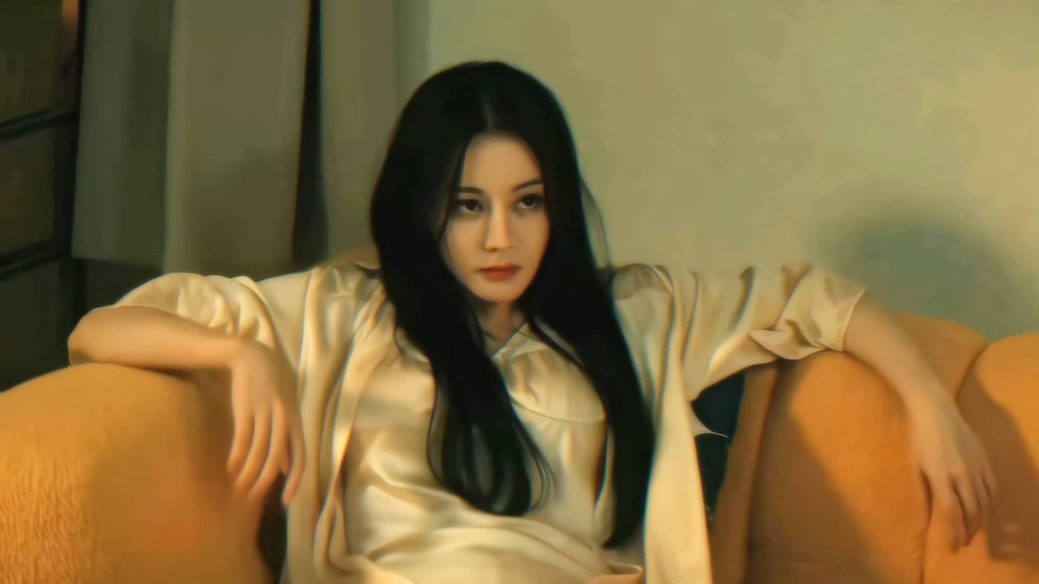 热巴穿睡裙身材凹凸有致 与陈星旭拍打戏张力满满