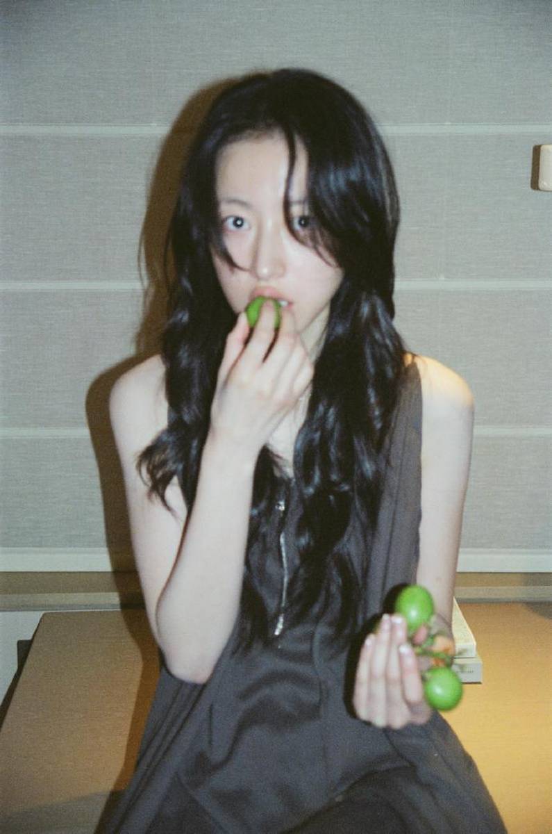 周雨彤素颜胶片曝光 尽显自然纯粹之美