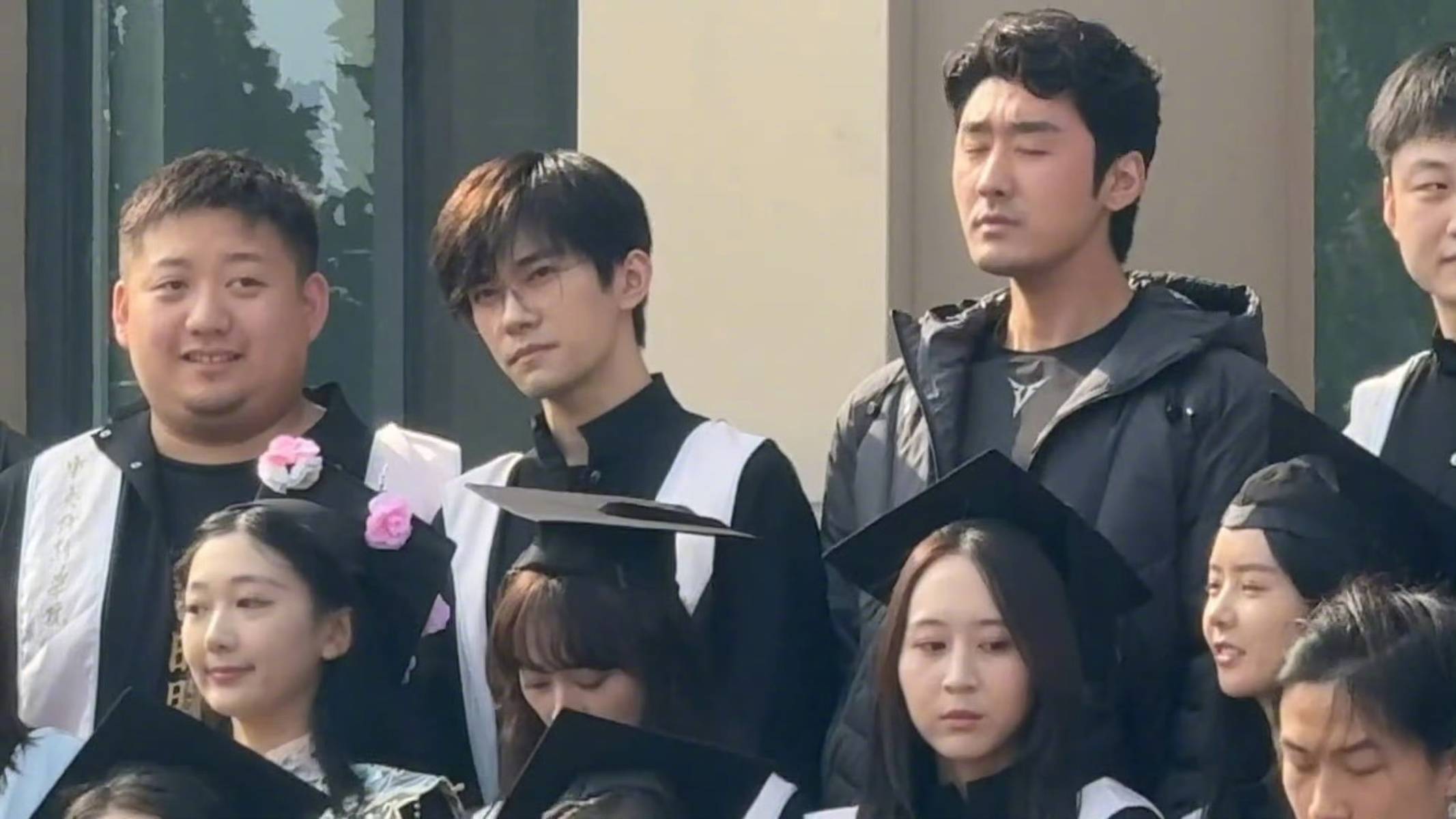 易烊千玺参加中戏补办毕业典礼！穿学士服拍毕业照