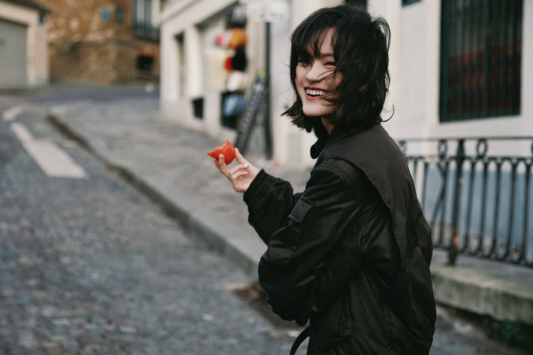 文淇黑皮衣配皮裙街头漫步 清冷松弛又灵动