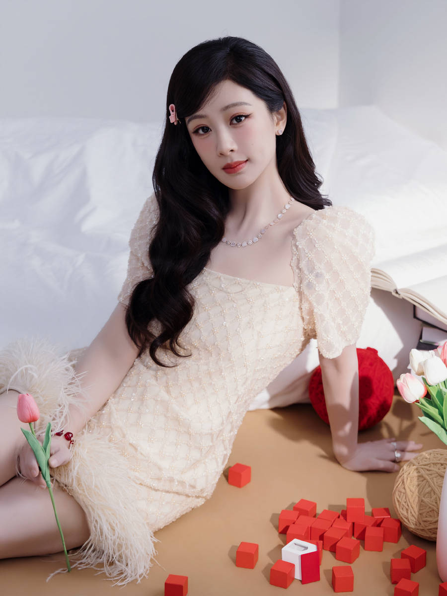 杨紫穿蕾丝裙好意思腿修长 头戴粉色小卡子娇俏又仙女
