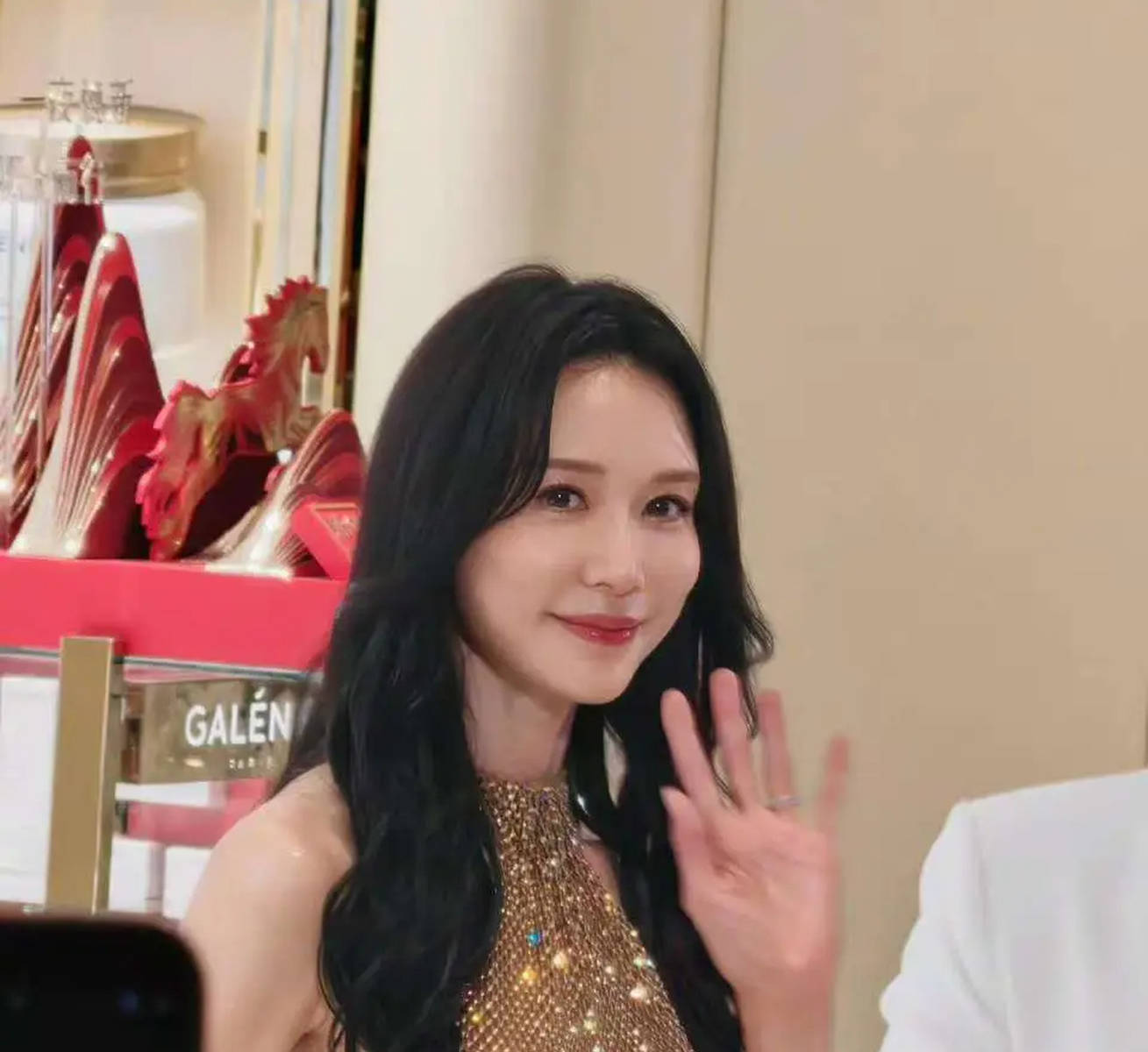 林志玲穿金色亮片裙优雅亮相 慈爱微笑景况极佳