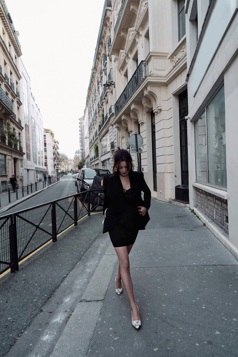 辛芷蕾穿黑西装溜达巴黎街头 好意思腿纤细弧线唯妙