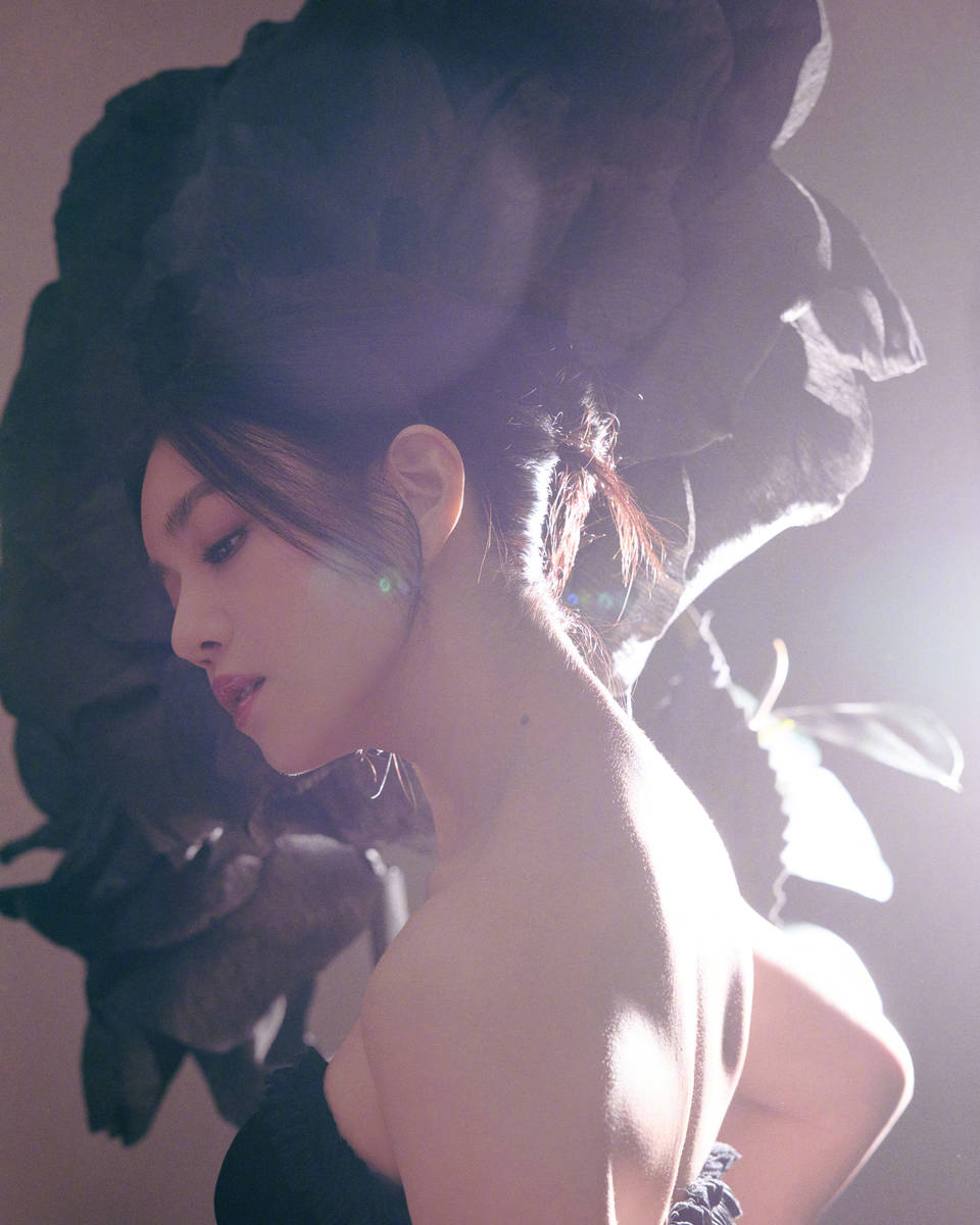 陈妍希穿黑抹胸裙精致优雅 发丝盘起衬出纤美肩颈