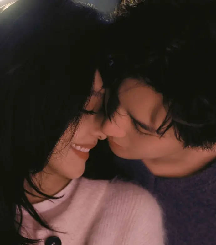 章若楠王安宇甜笑依偎画面养眼 温柔对视甜度超标