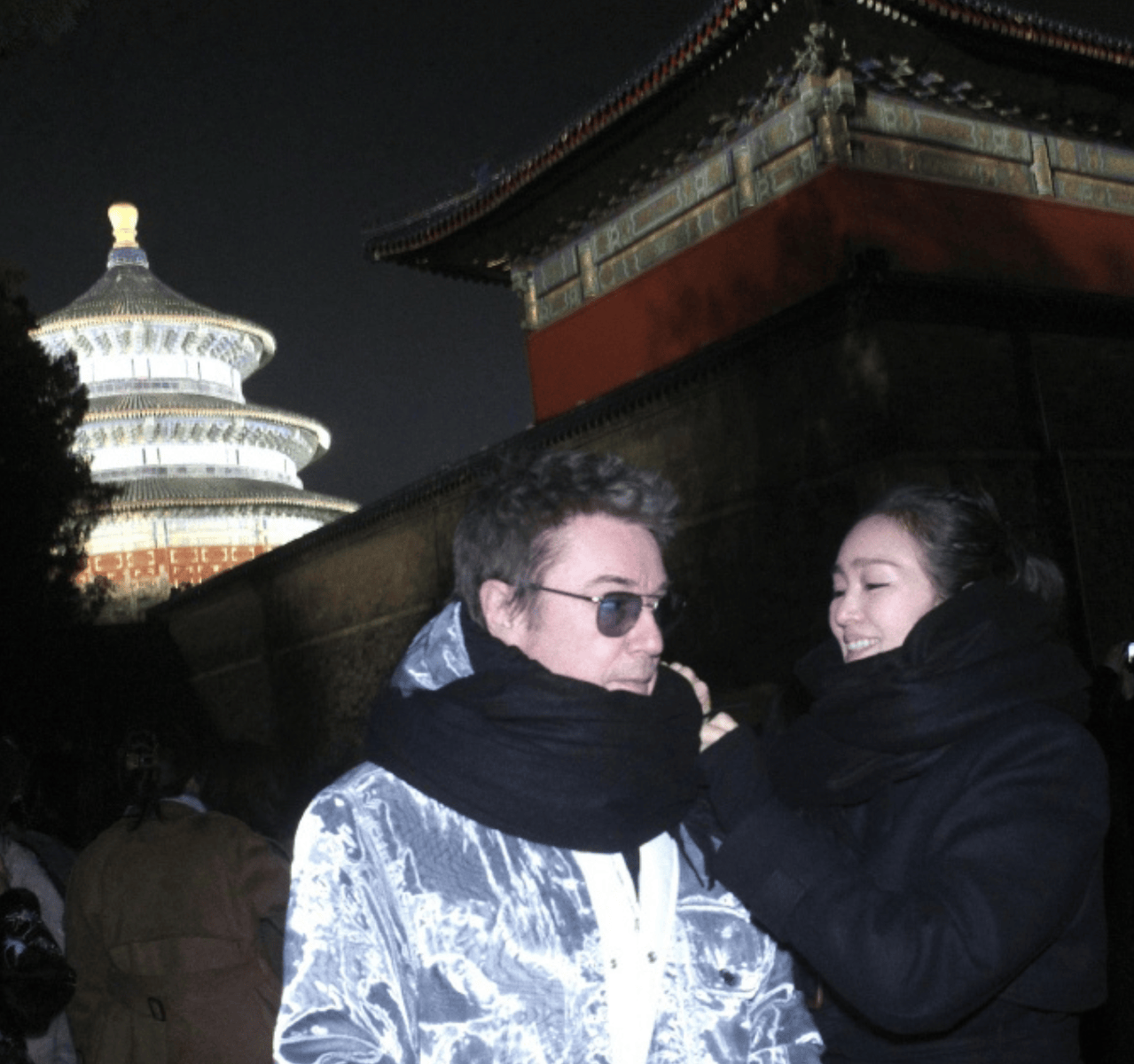 巩俐和老公打卡北京中轴线 两人亲密依偎画面温馨