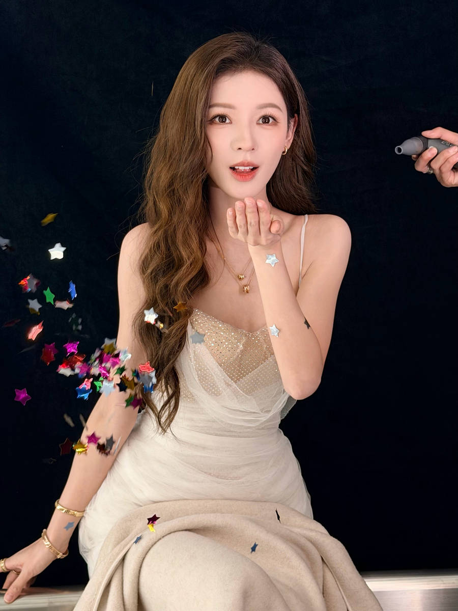 张予曦穿白吊带短裙灵动可爱 身材纤细明媚又大方