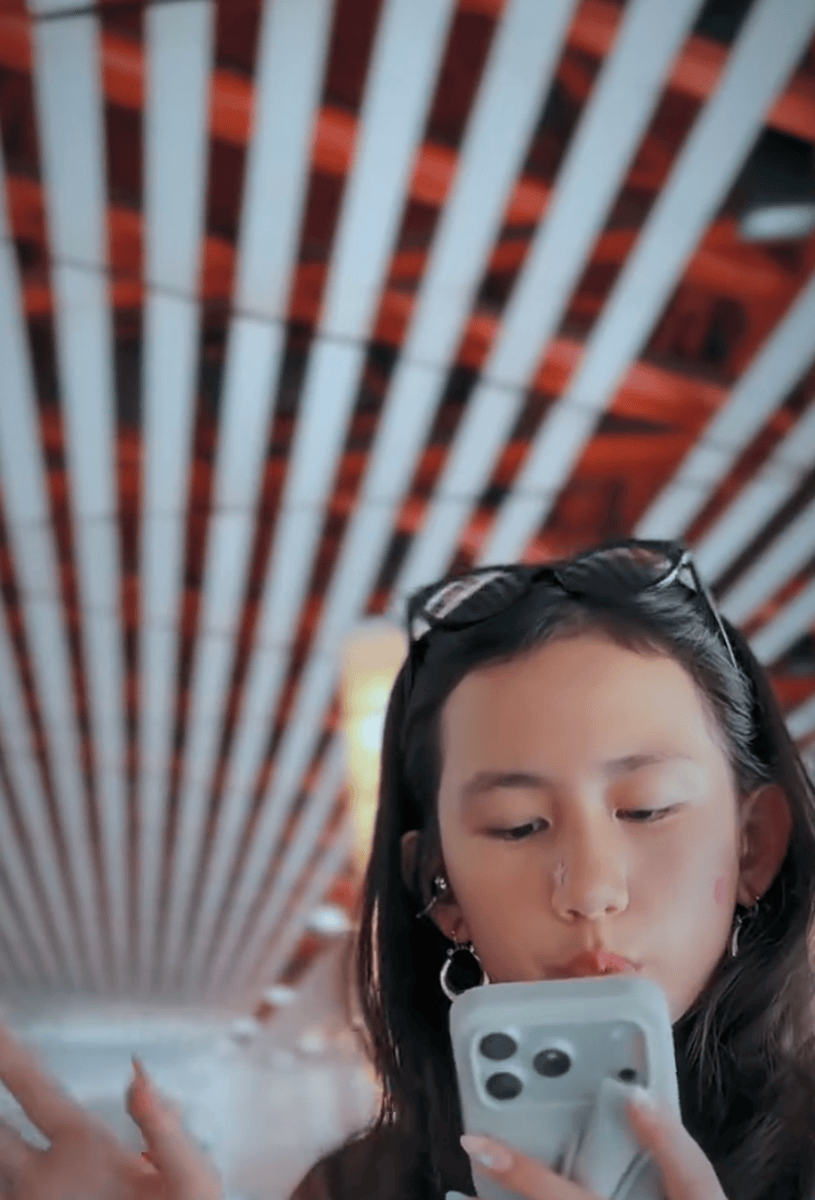 孙莉晒对镜自拍一家颜值高 黄磊与女儿背靠背玩耍