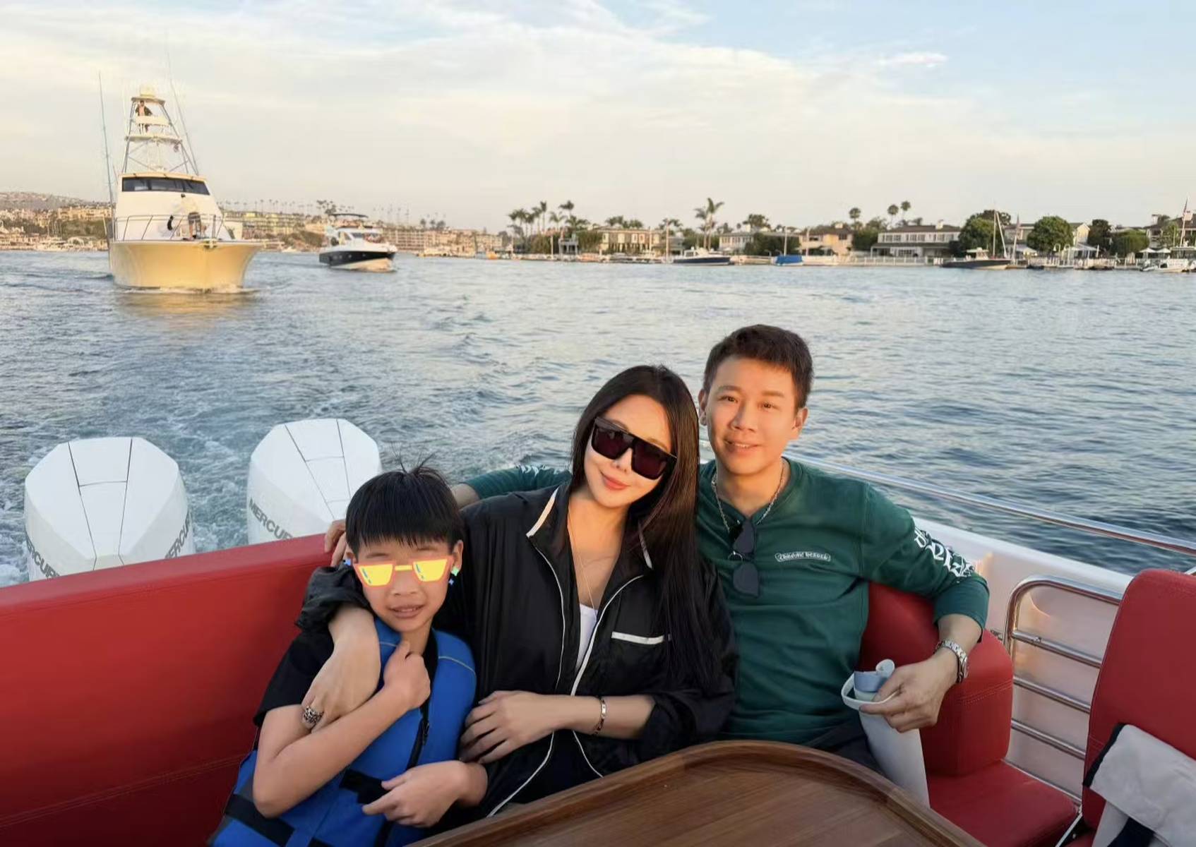 陶喆一家三口度假 7岁儿子五官酷似老爸画面好温馨