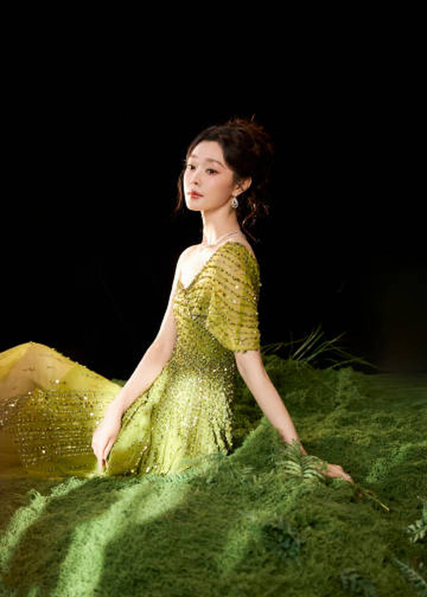 宋轶着绿色长裙化身绿野仙踪 皮肤清白红唇吸睛