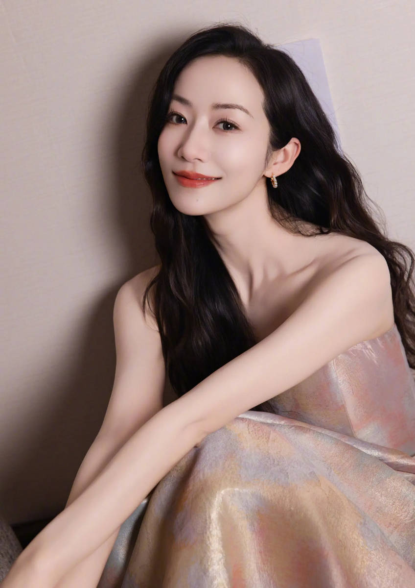 韩雪渐变抹胸裙仁和时髦 长发灵动气质脱俗