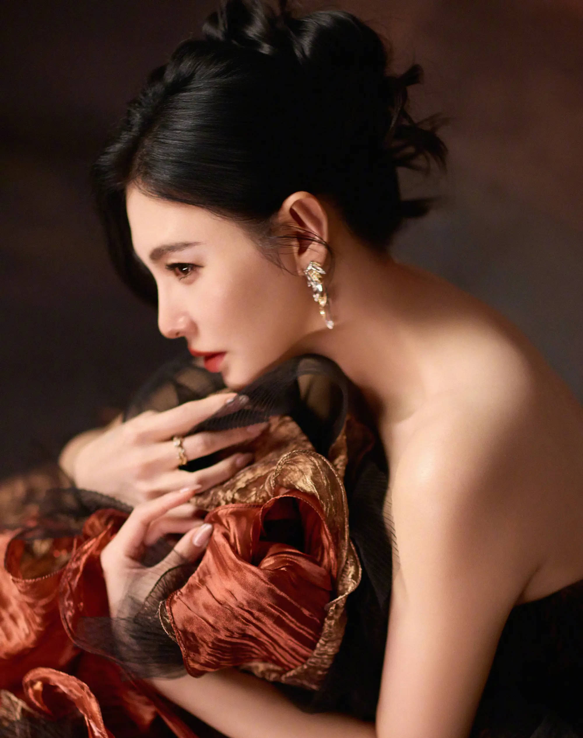 张雨绮一袭棕色裙子宛若女王 折腰垂眸目光柔软
