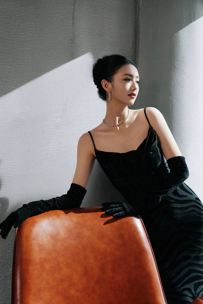 佟丽娅穿吊带裙勾勒曼妙身姿！风情万种女人味十足