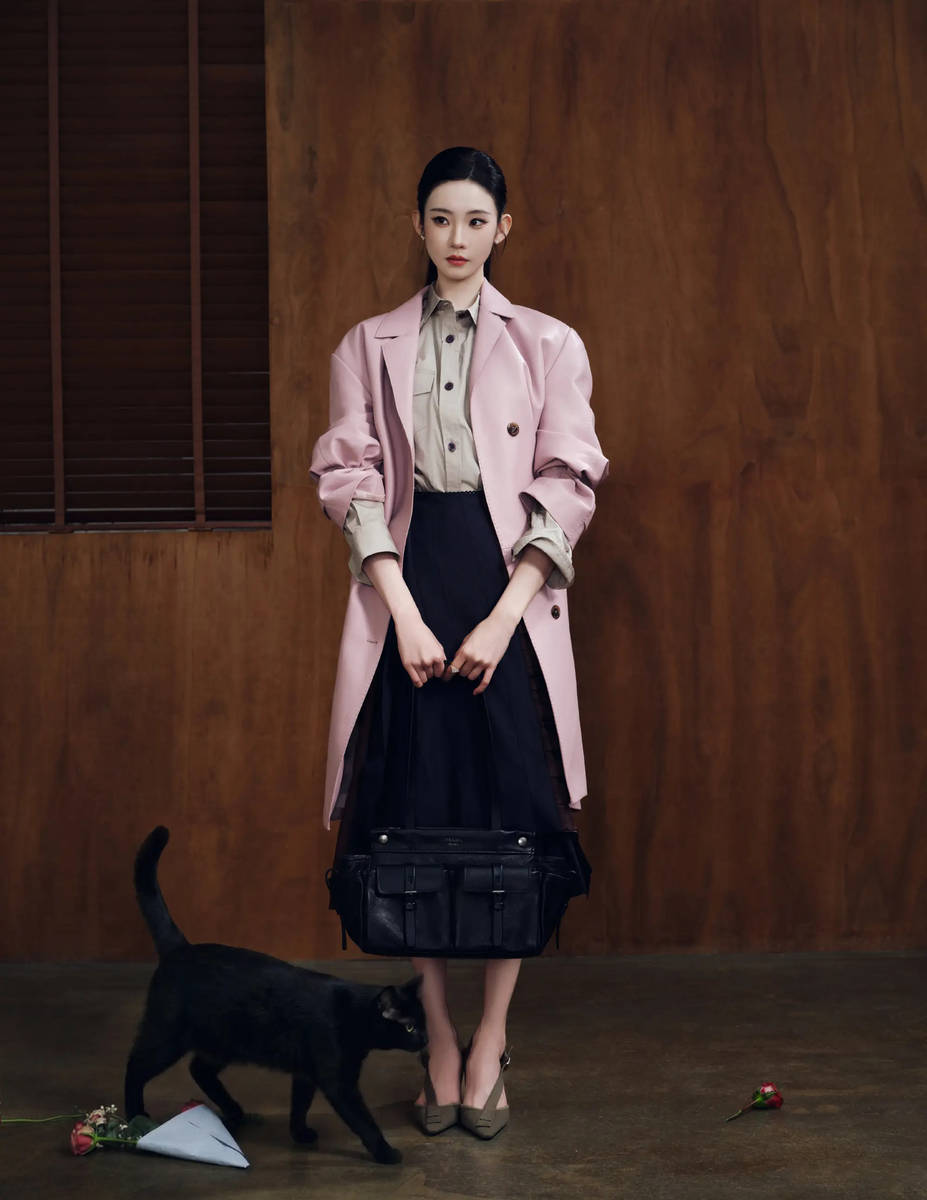 张艺凡穿皮质大衣文艺清冷 眼神锐利尽显飒爽大气