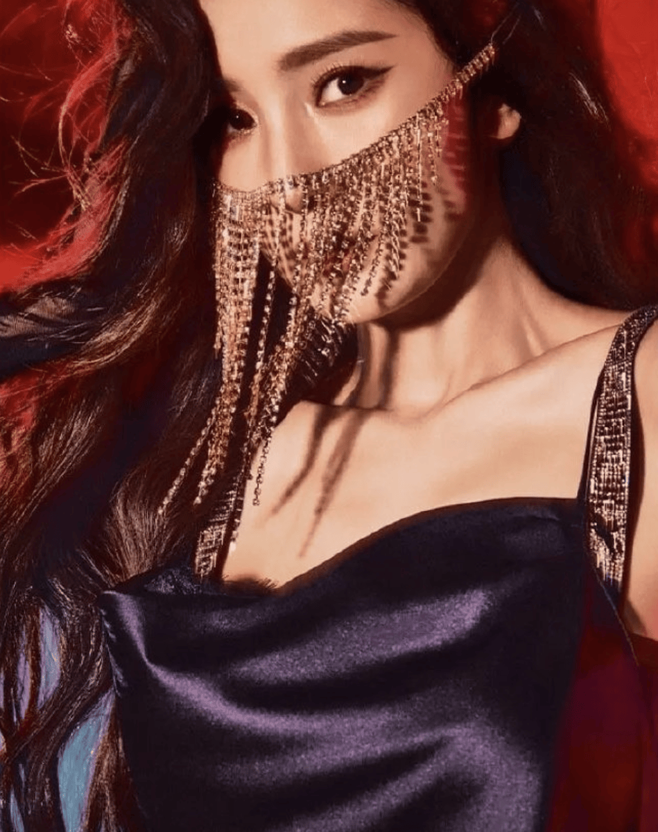 杨幂戴钻石脸链妩媚动人 穿性感吊带媚眼如丝