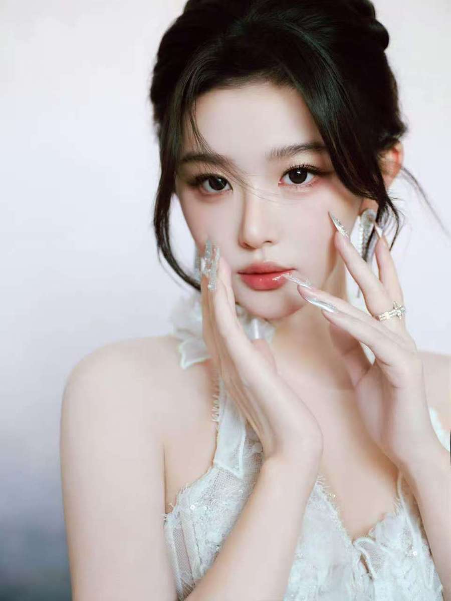 孔雪儿白色校服写照释出 细巧造型尽显优雅氛围感