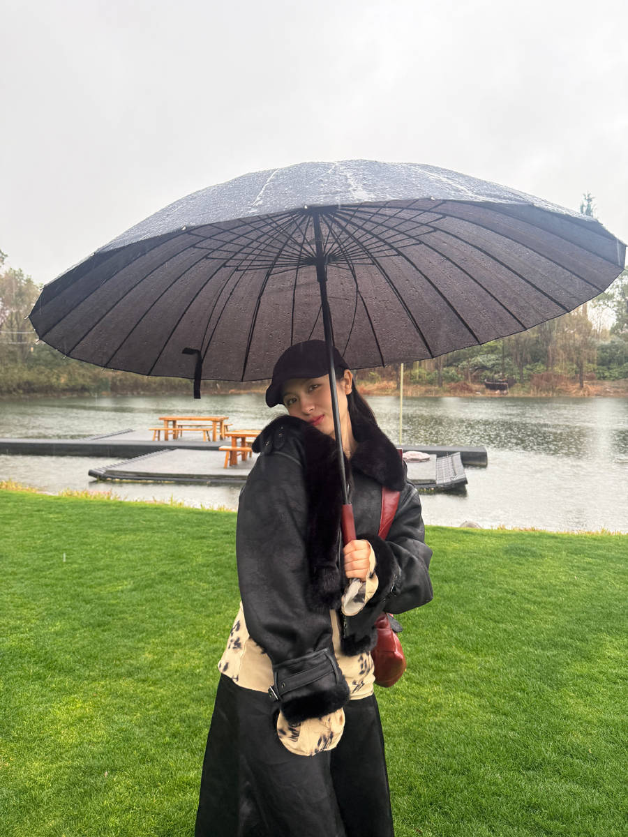 李兰迪晒雨天生活日常 妆容自然温柔又气质