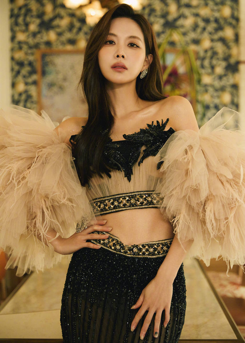 王霏霏穿抹胸露小蛮腰 手持甜品表情诱惑纯欲撩人