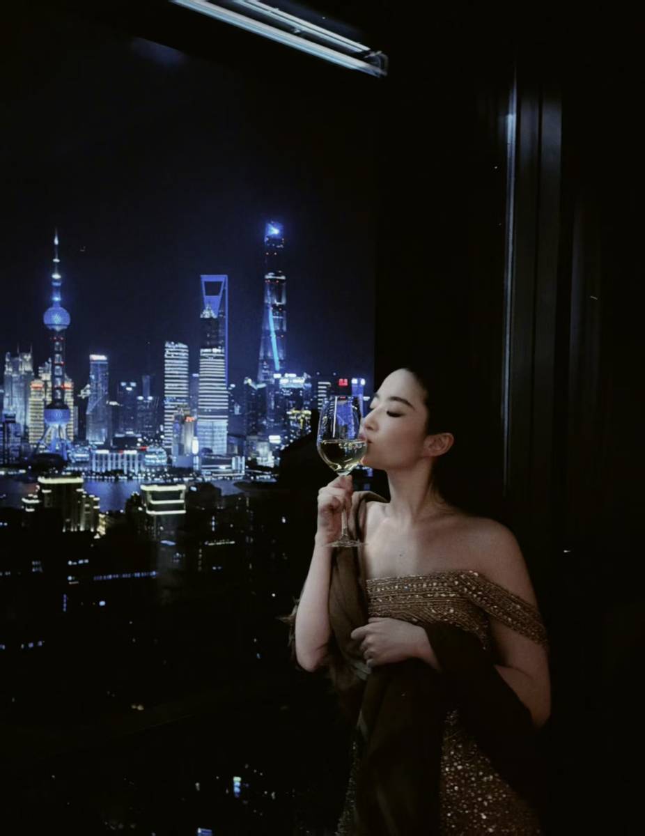 刘亦菲穿露肩长裙 微醺举杯慵懒贵气氛围感拉满