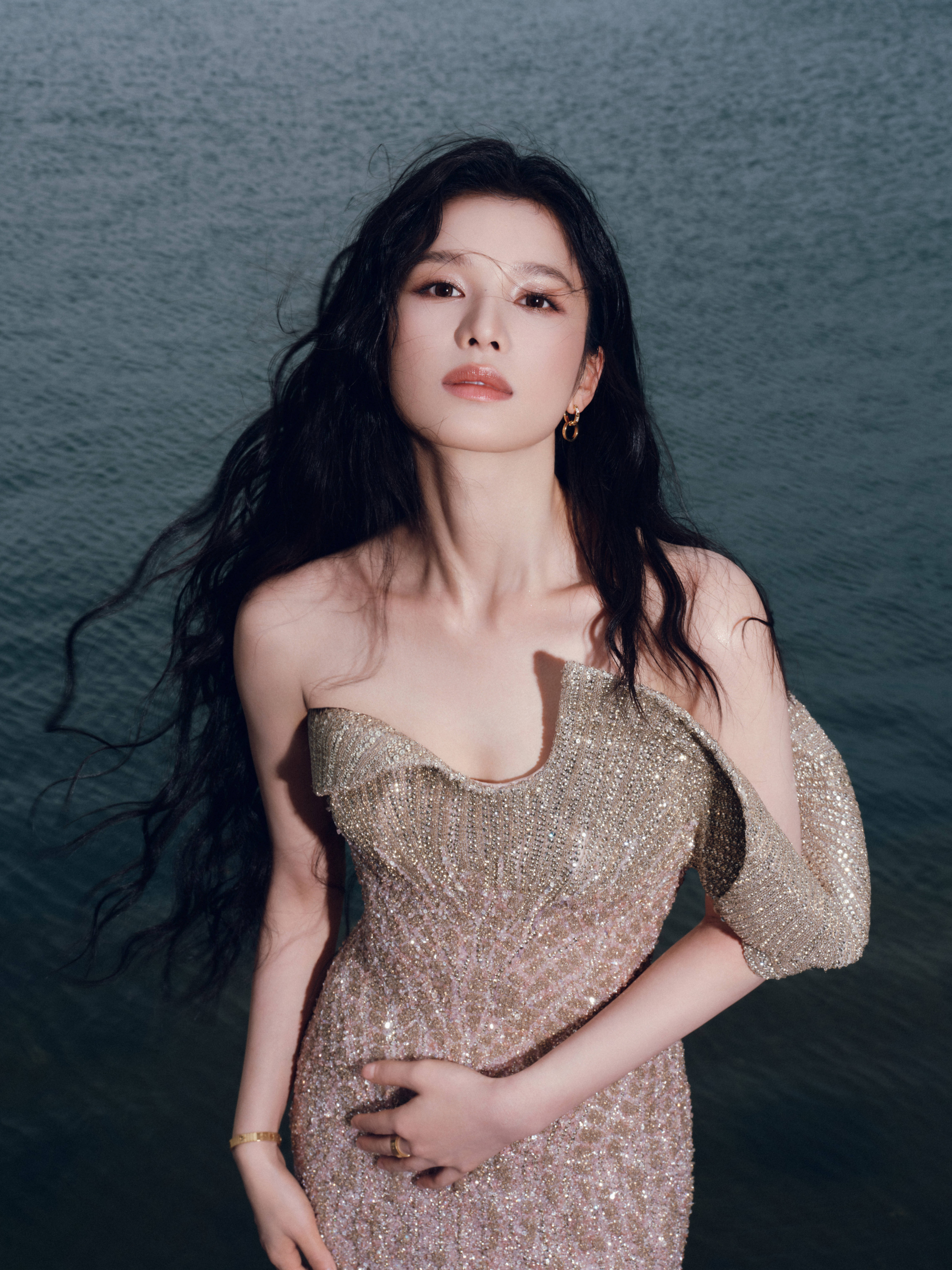 张婧仪穿鱼尾裙亮相盛典 宛如海畔边的人鱼公主