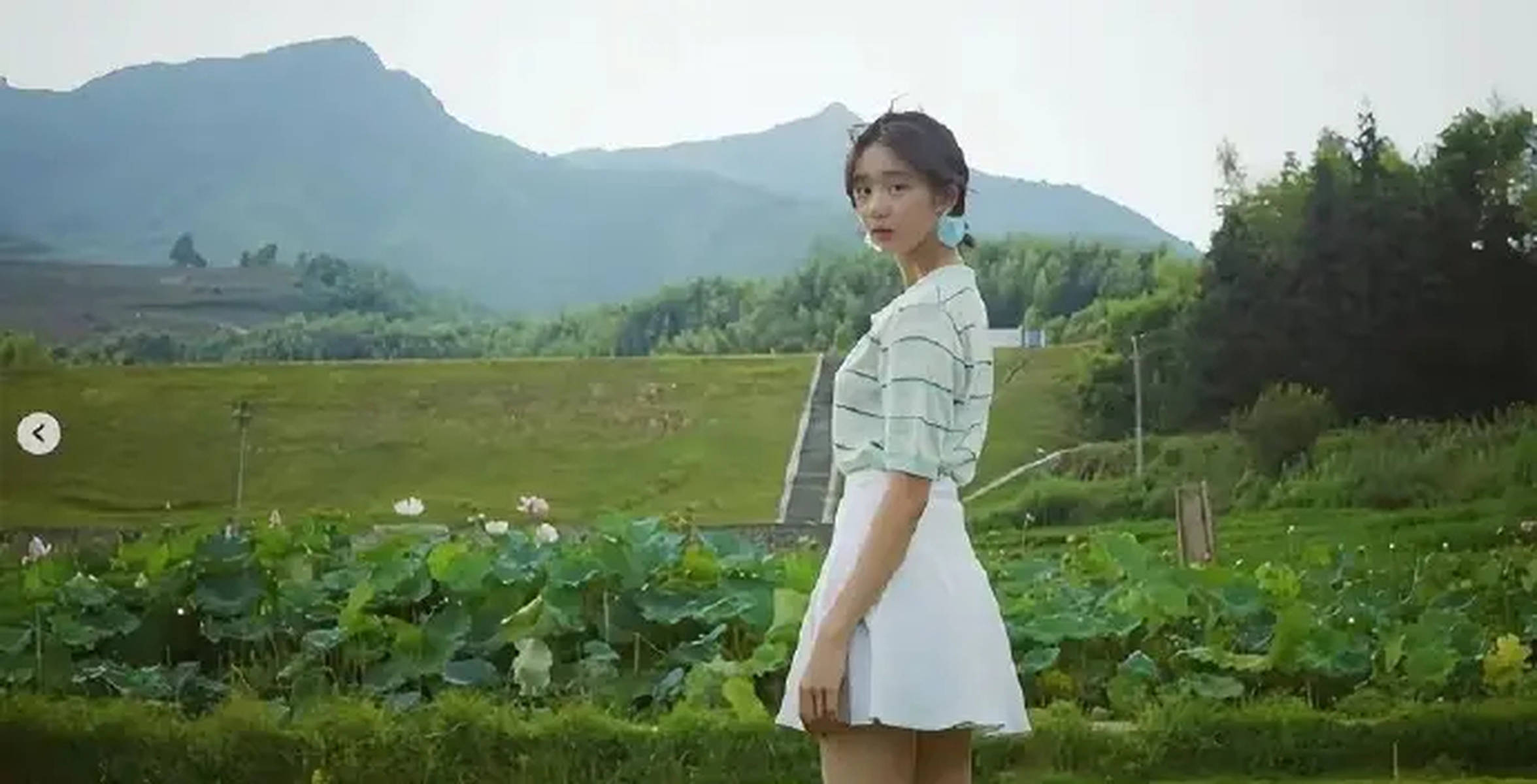 黄多多晒近照好意思出新高度 怀抱小狗笑颜甜好意思可人