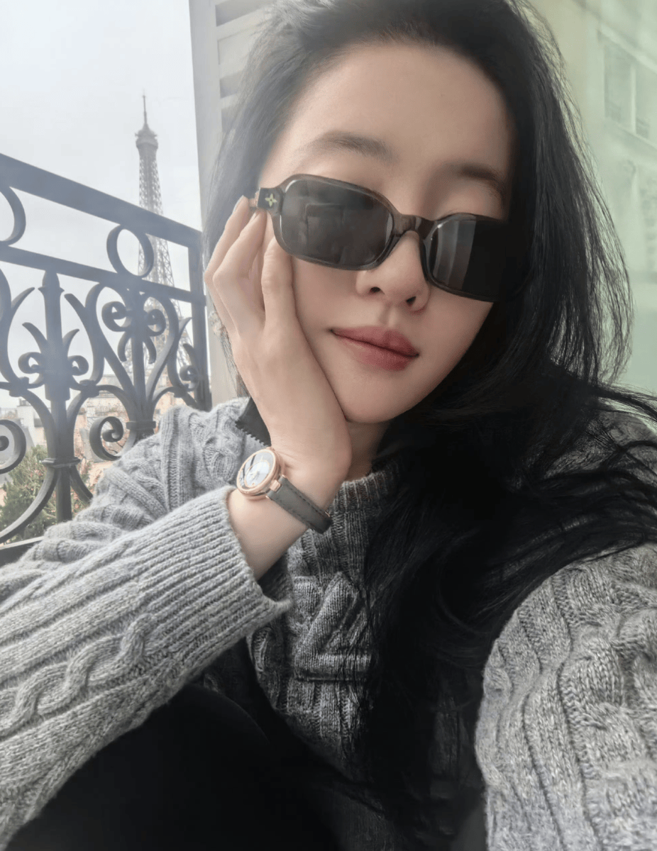 刘亦菲休闲穿搭状态松弛 漫步街头自由随性