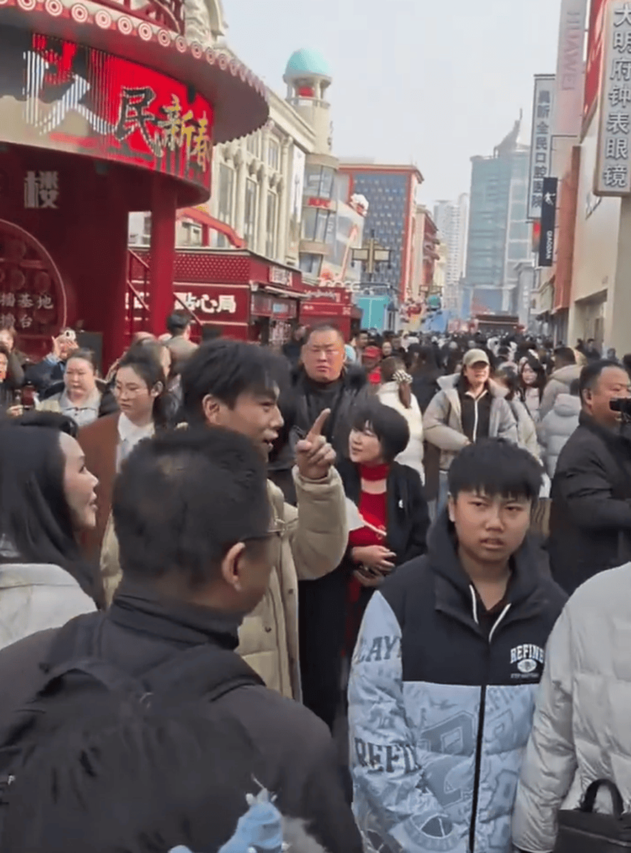 秦昊夫妇逛街被偶遇 伊能静没摘大衣吊牌引热议