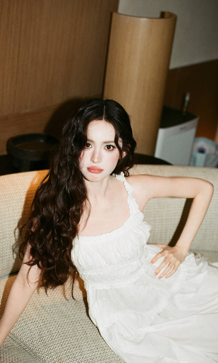 娜扎晒海边随拍照状态松弛！穿白色吊带裙清纯可人