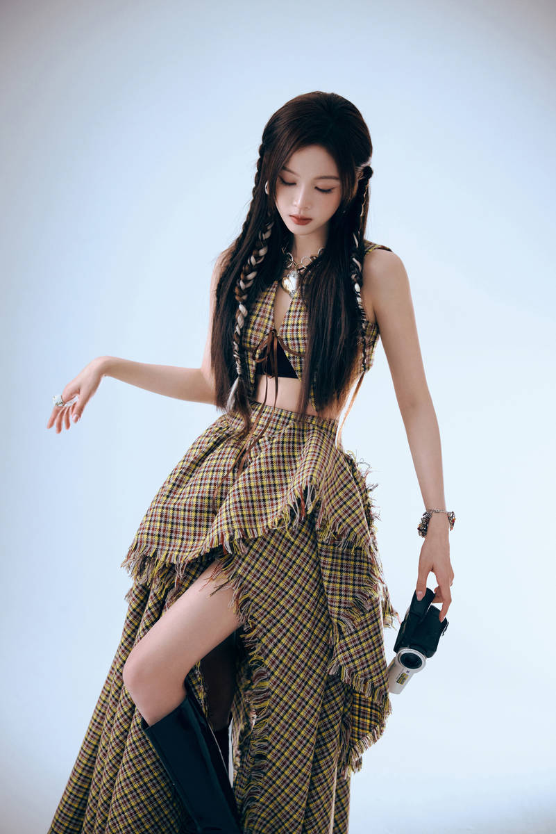 吴宣仪格子连衣裙气质甜美 手拿吉他化身摇滚少女