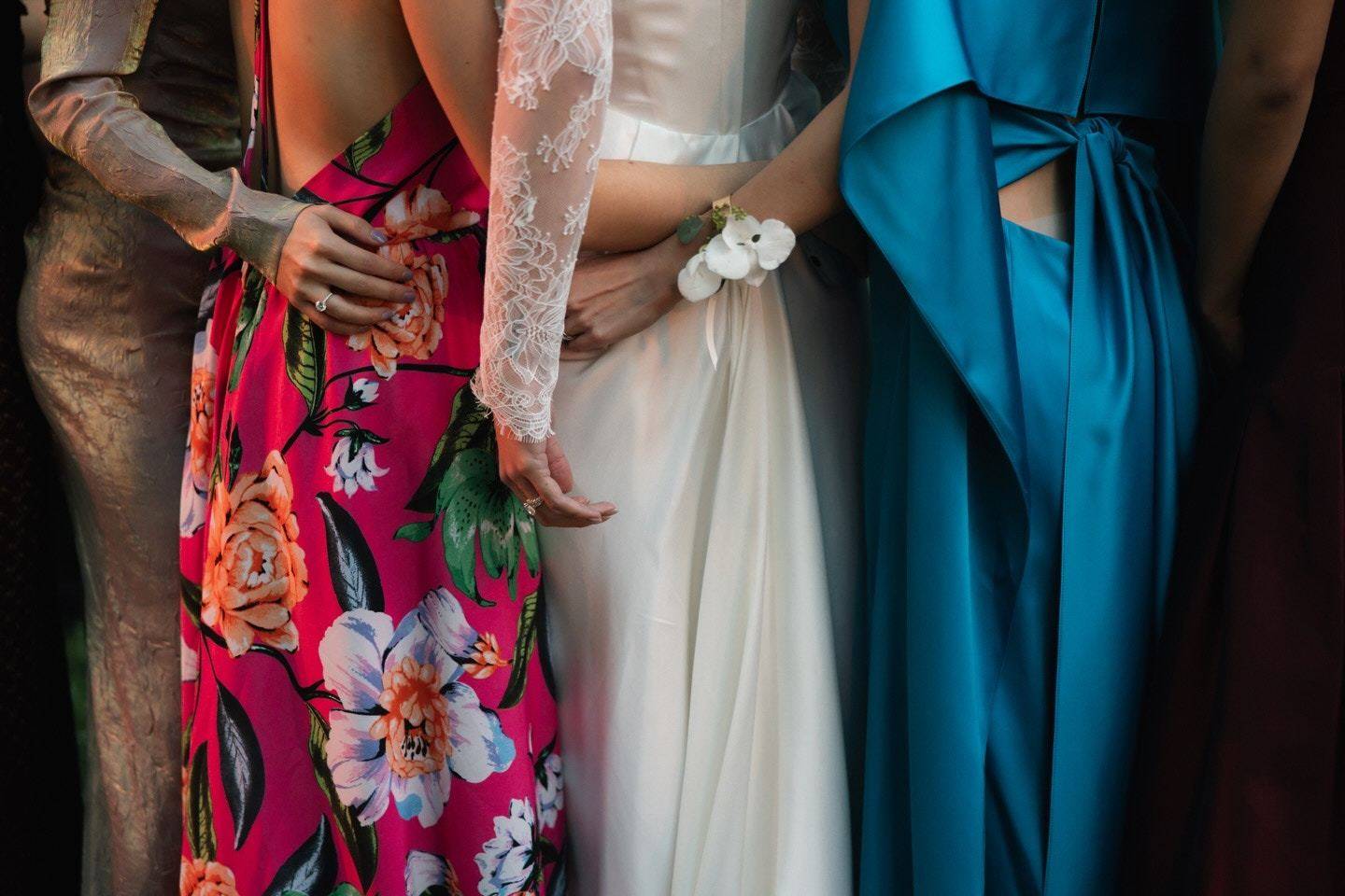 霍启仁妻子公开婚典现场照 两东谈主联袂前行温馨安静