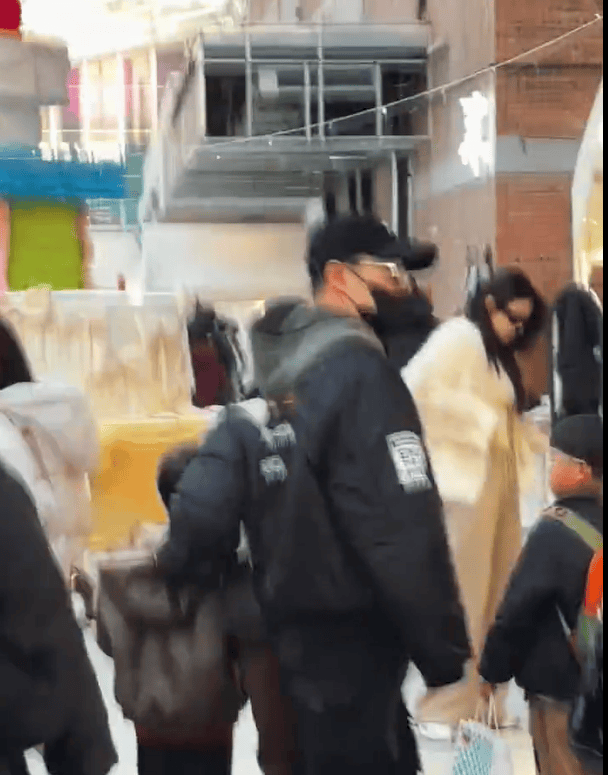 汪峰带儿子醒醒逛市场 穿紧身裤躯壳魁岸潇洒帅气