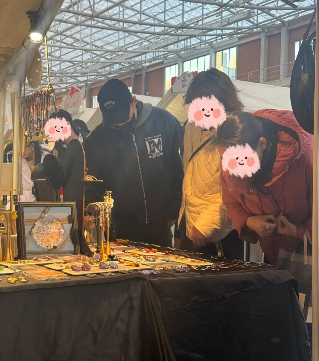 汪峰带儿子醒醒逛市场 穿紧身裤躯壳魁岸潇洒帅气