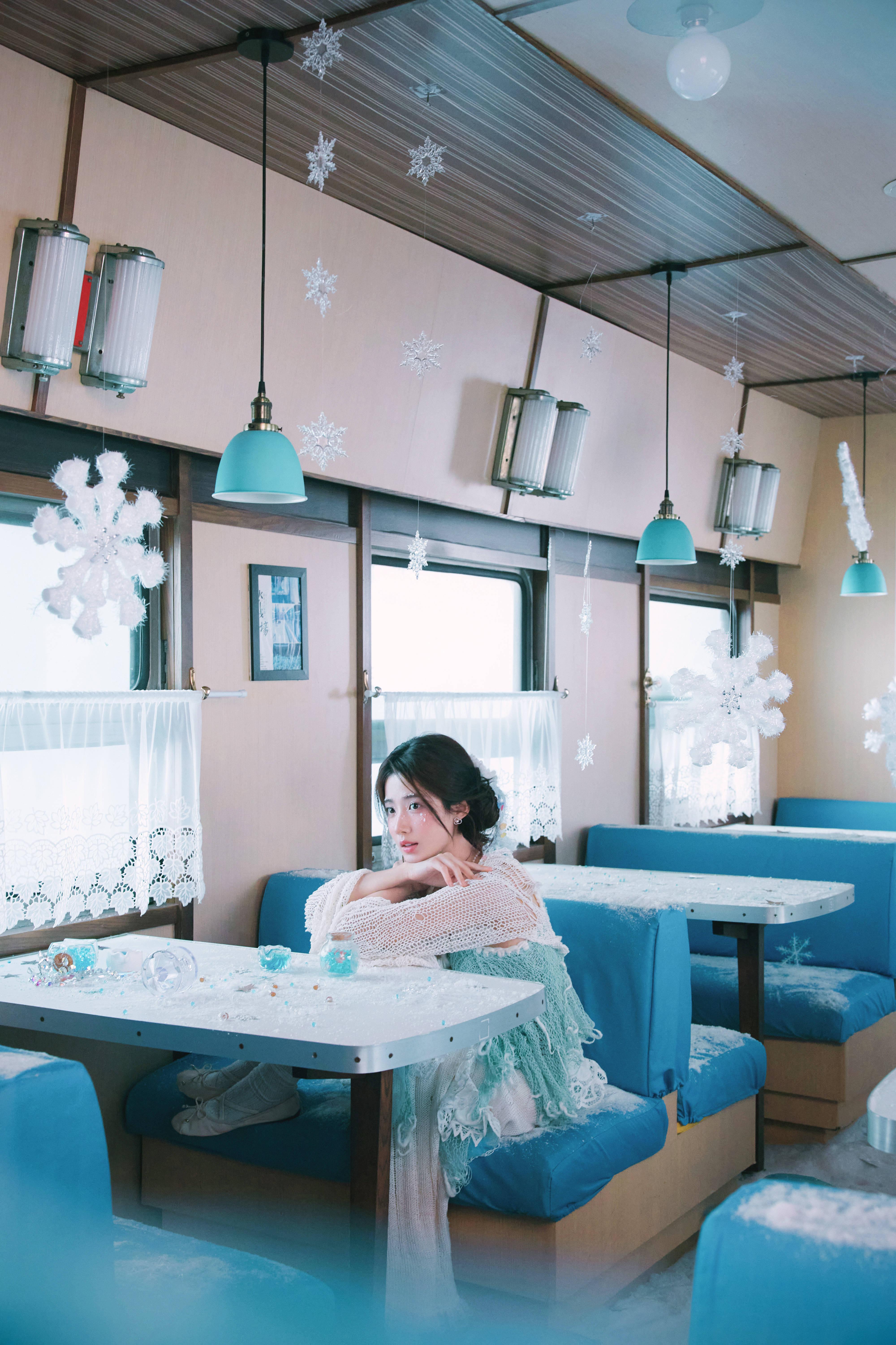 卢昱晓化身冰雪公主抽象秀气 垂眸千里念念显虚幻氛围