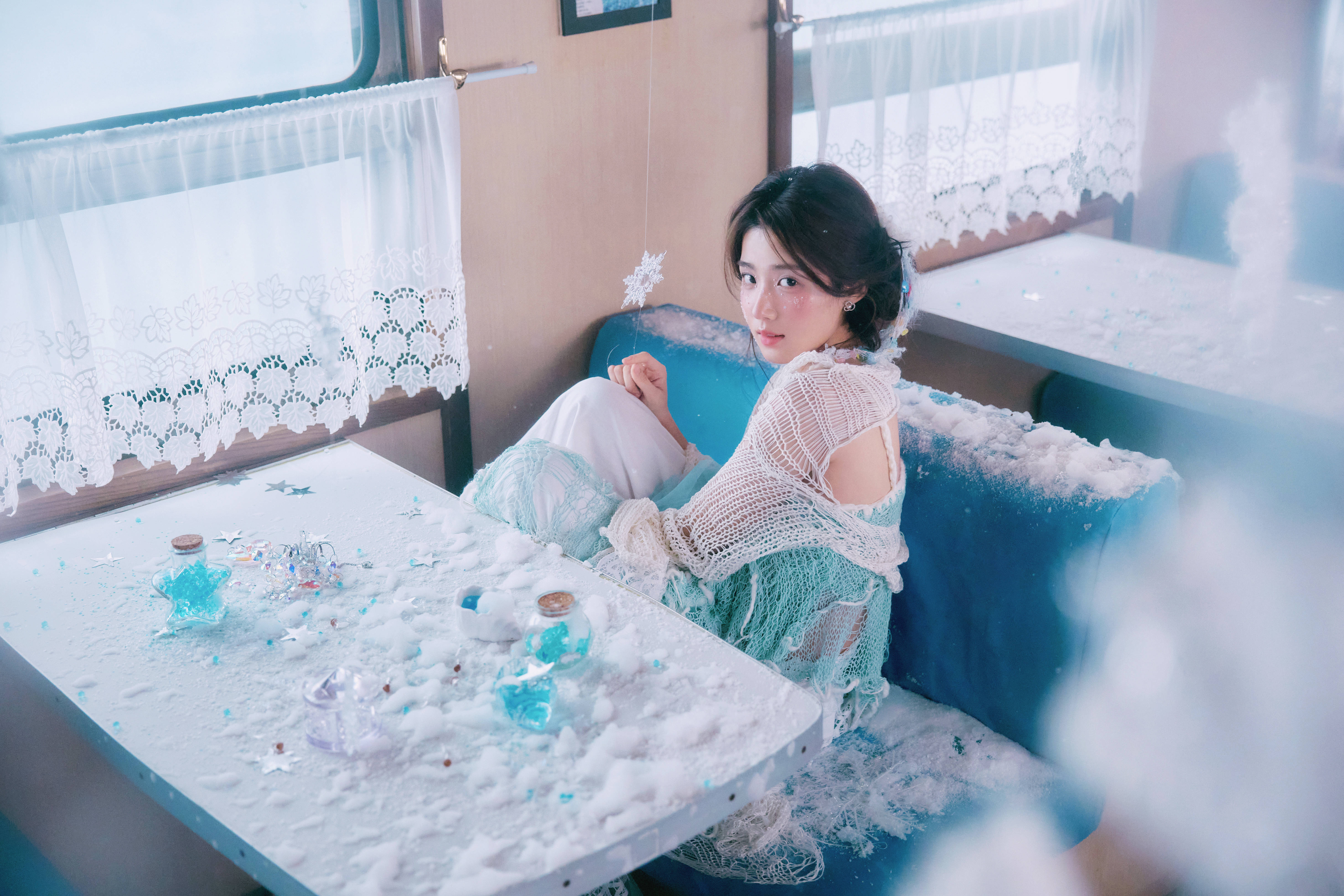 卢昱晓化身冰雪公主抽象秀气 垂眸千里念念显虚幻氛围