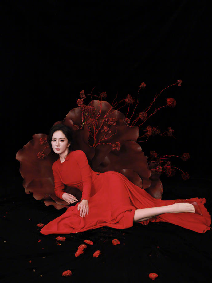杨幂穿红裙拍摄写照 暗红丝绒强烈也慵懒