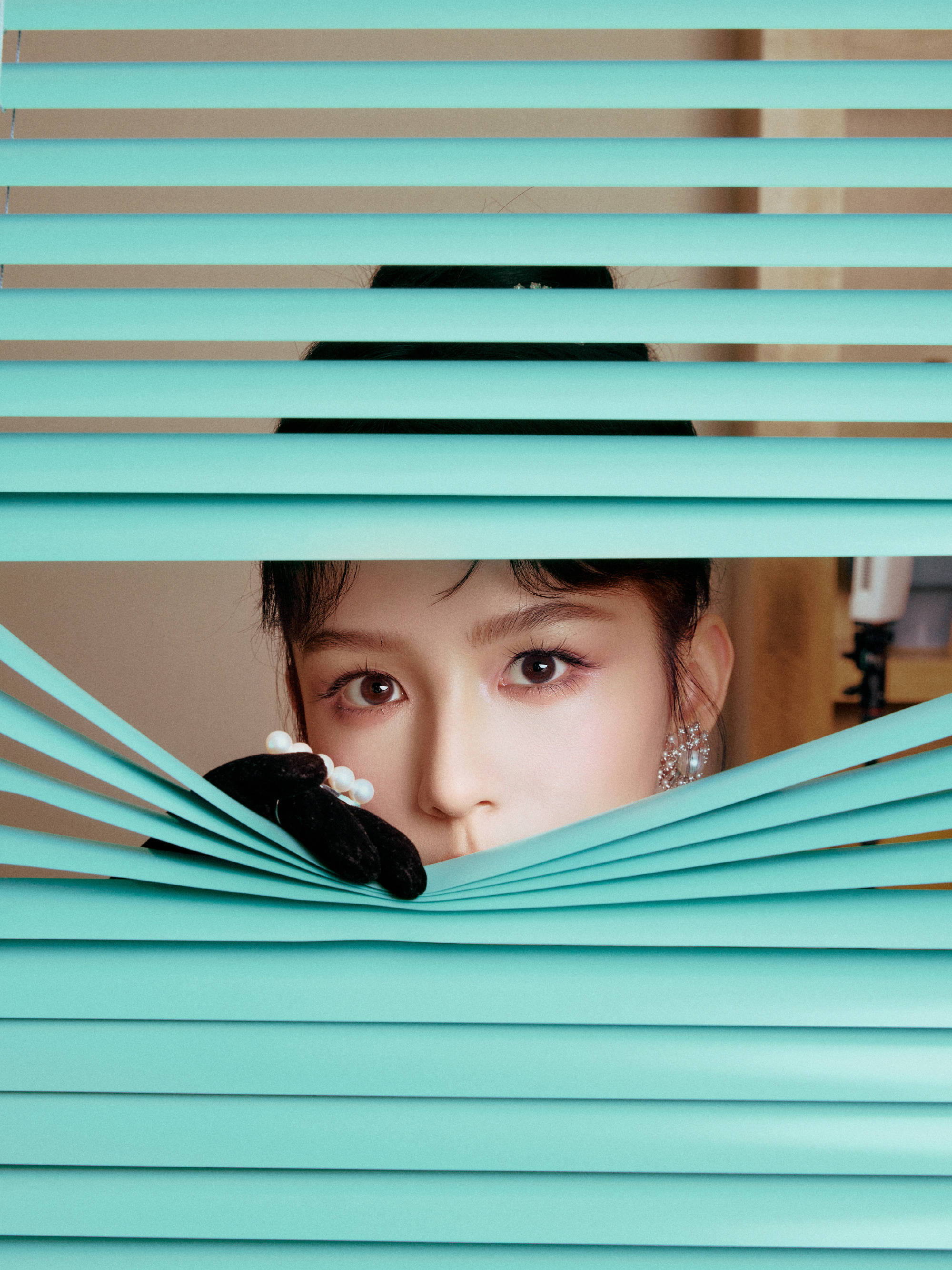 周也穿碎钻抹胸裙能干迷东说念主 似令嫒大姑娘气质优雅