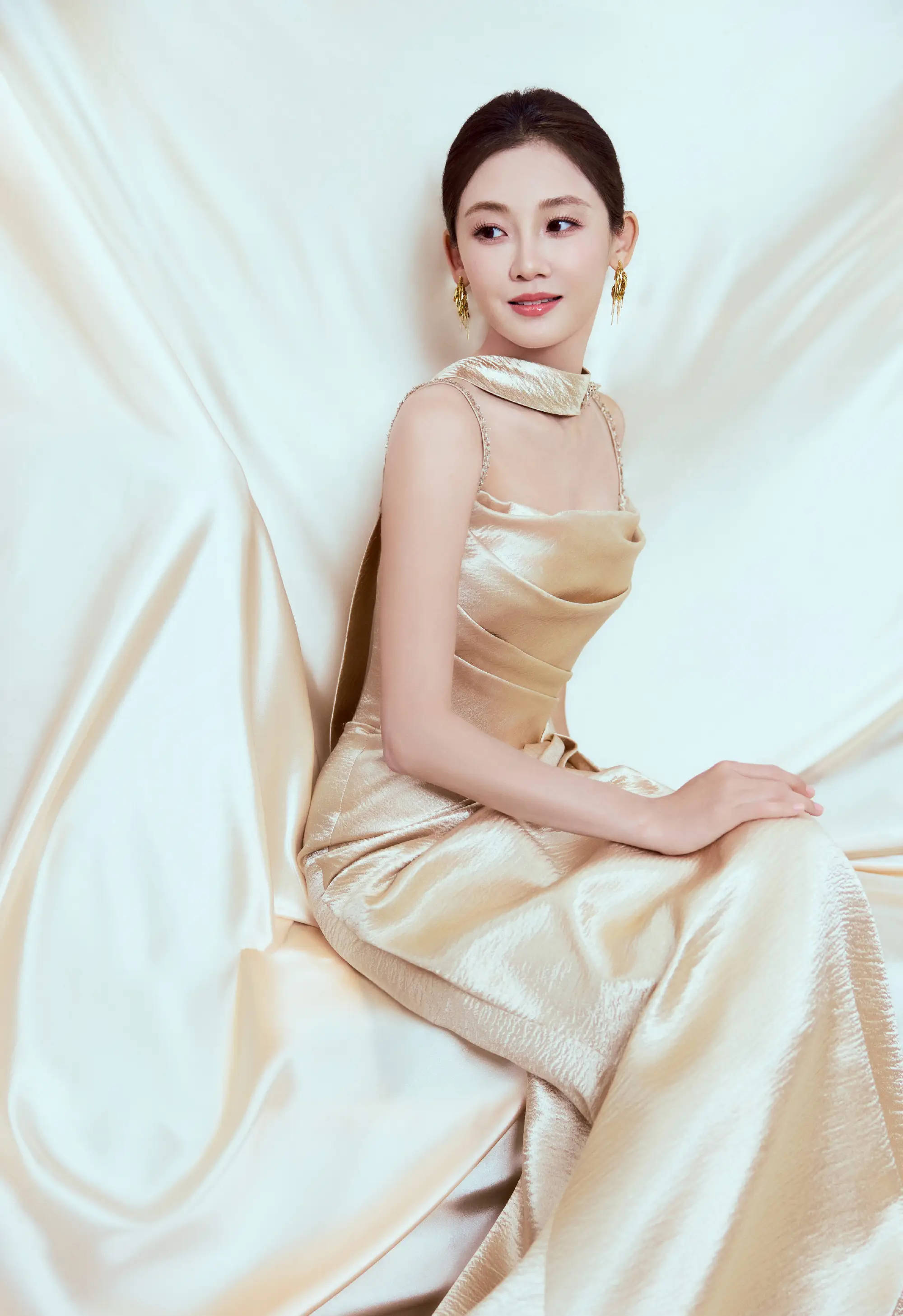 郑恺细君苗苗更新好意思照！穿吊带裙拍大片气质优雅