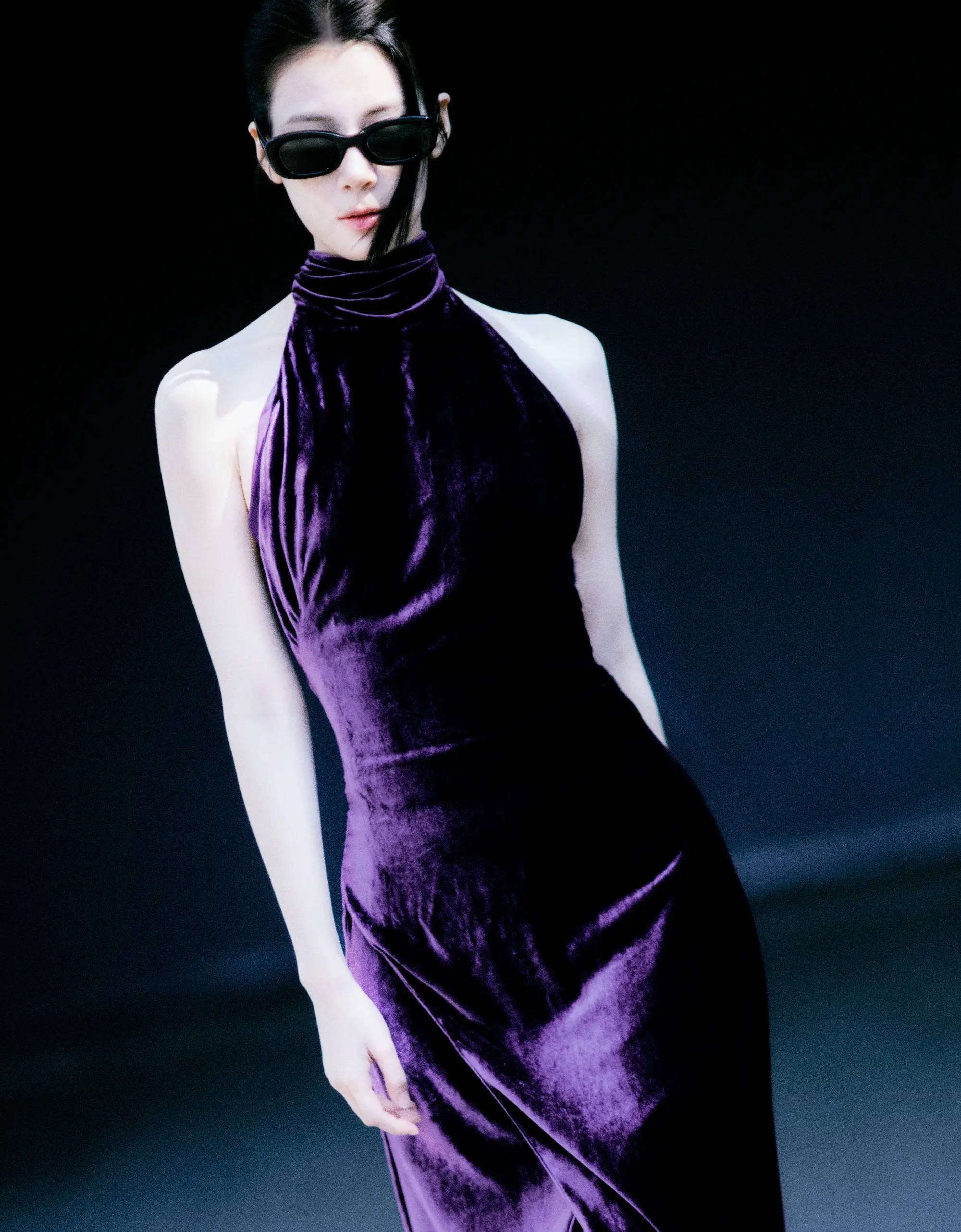 赵昭仪穿紫丝绒裙心境冷峻 侧身回眸气场酷飒神秘