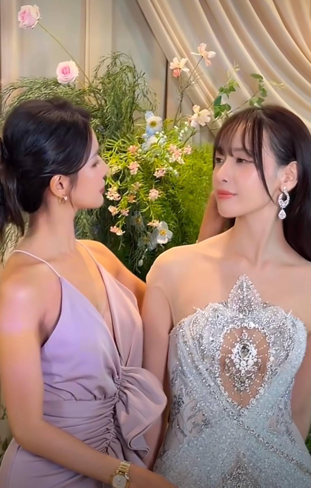 蔡卓宜现身妹妹婚典情景超好 姐妹同框颜值吸睛