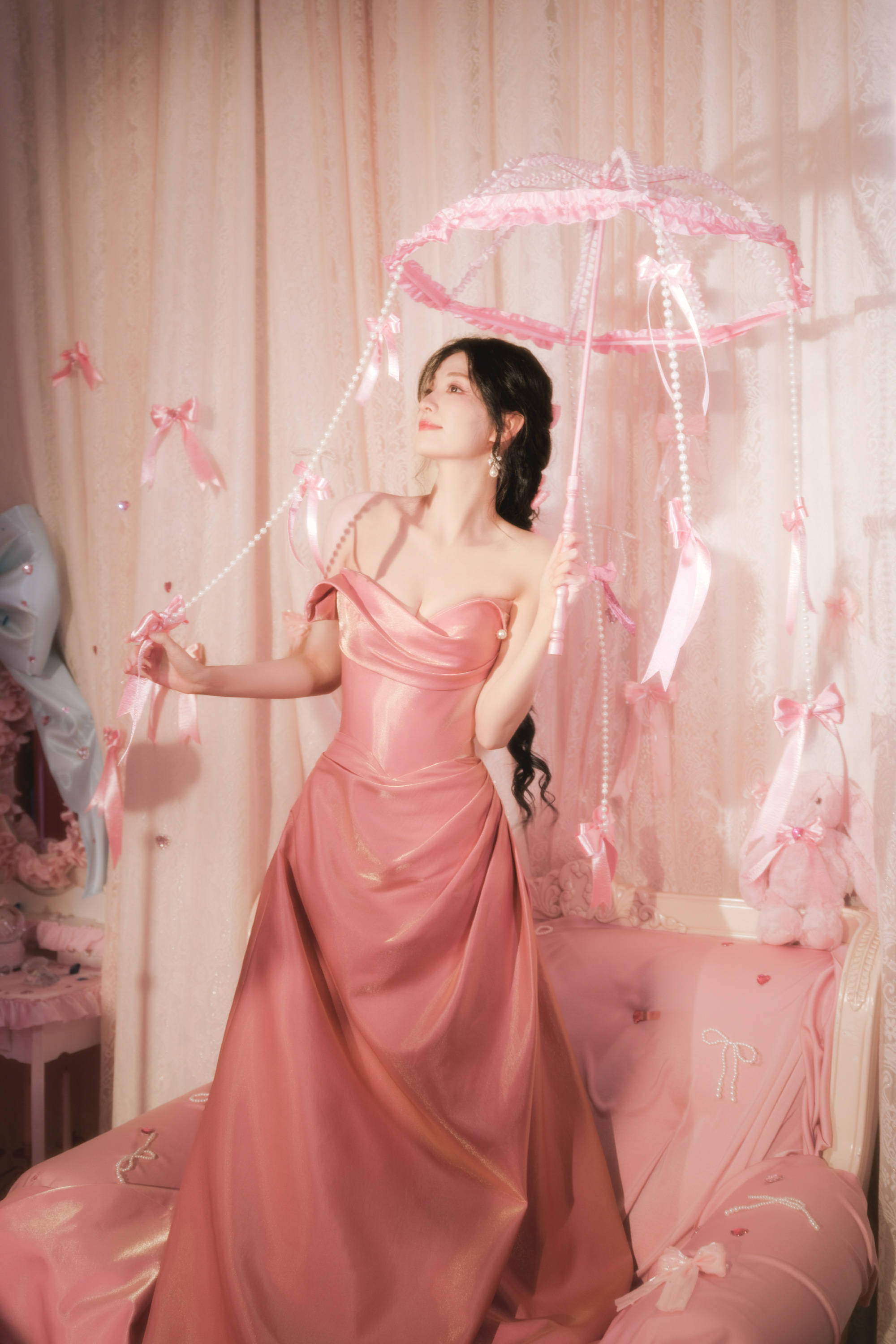 王楚然身着抹胸粉裙庆生 宛如童话公主甜度满分