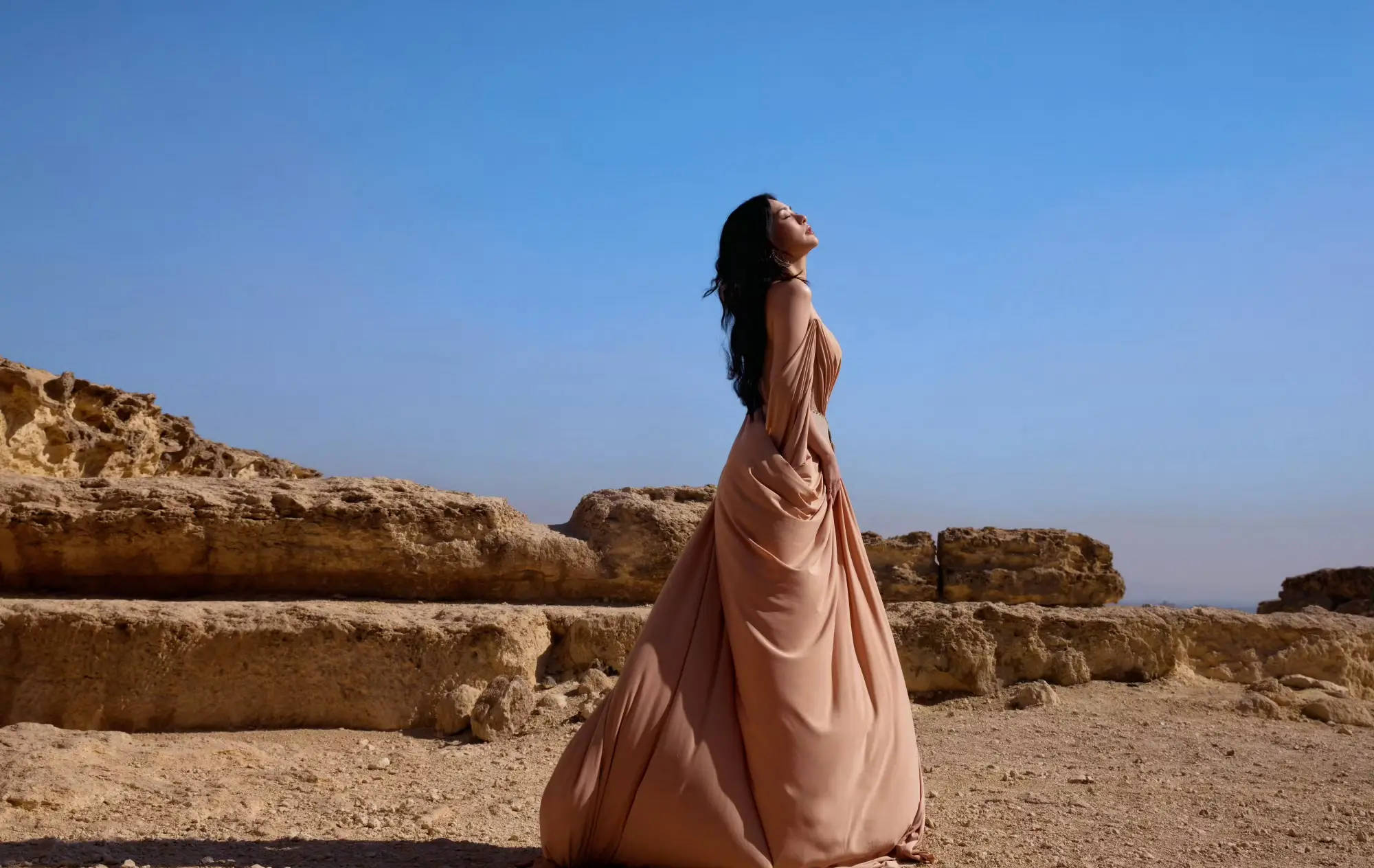 钟欣潼诞辰跻身花海 霍汶希卡点送祝愿脸色满分