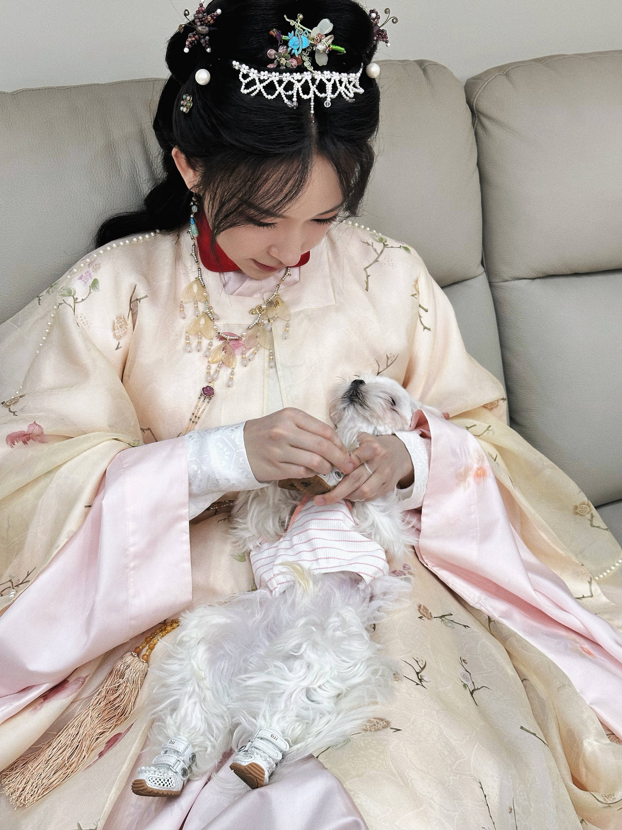 程潇共享剧组随拍照！穿古装抱着宠物狗玩耍好餍足