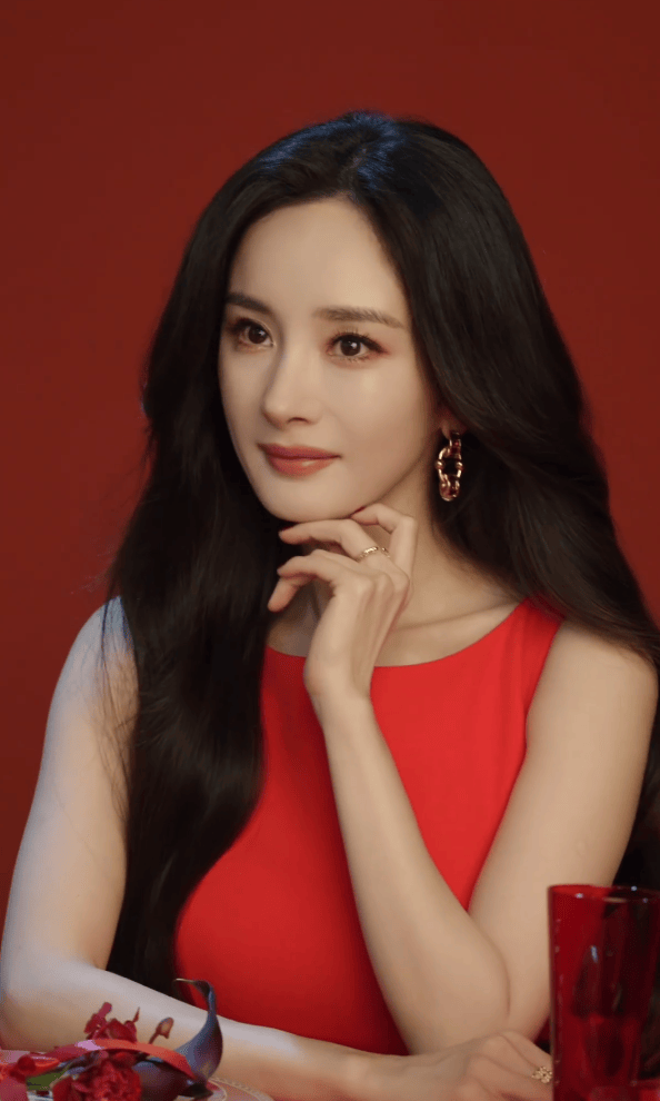 杨幂穿无袖裙明媚动东谈主 双手抱拳送祝愿禧气洋洋