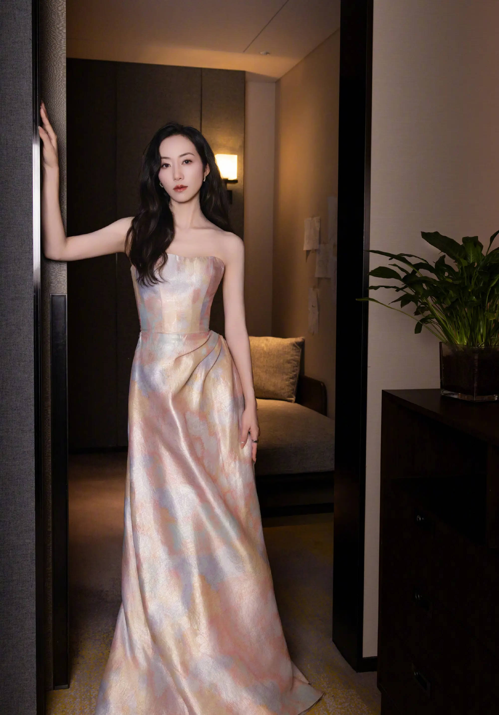 韩雪渐变抹胸裙谦虚好意思丽 长发灵动气质脱俗