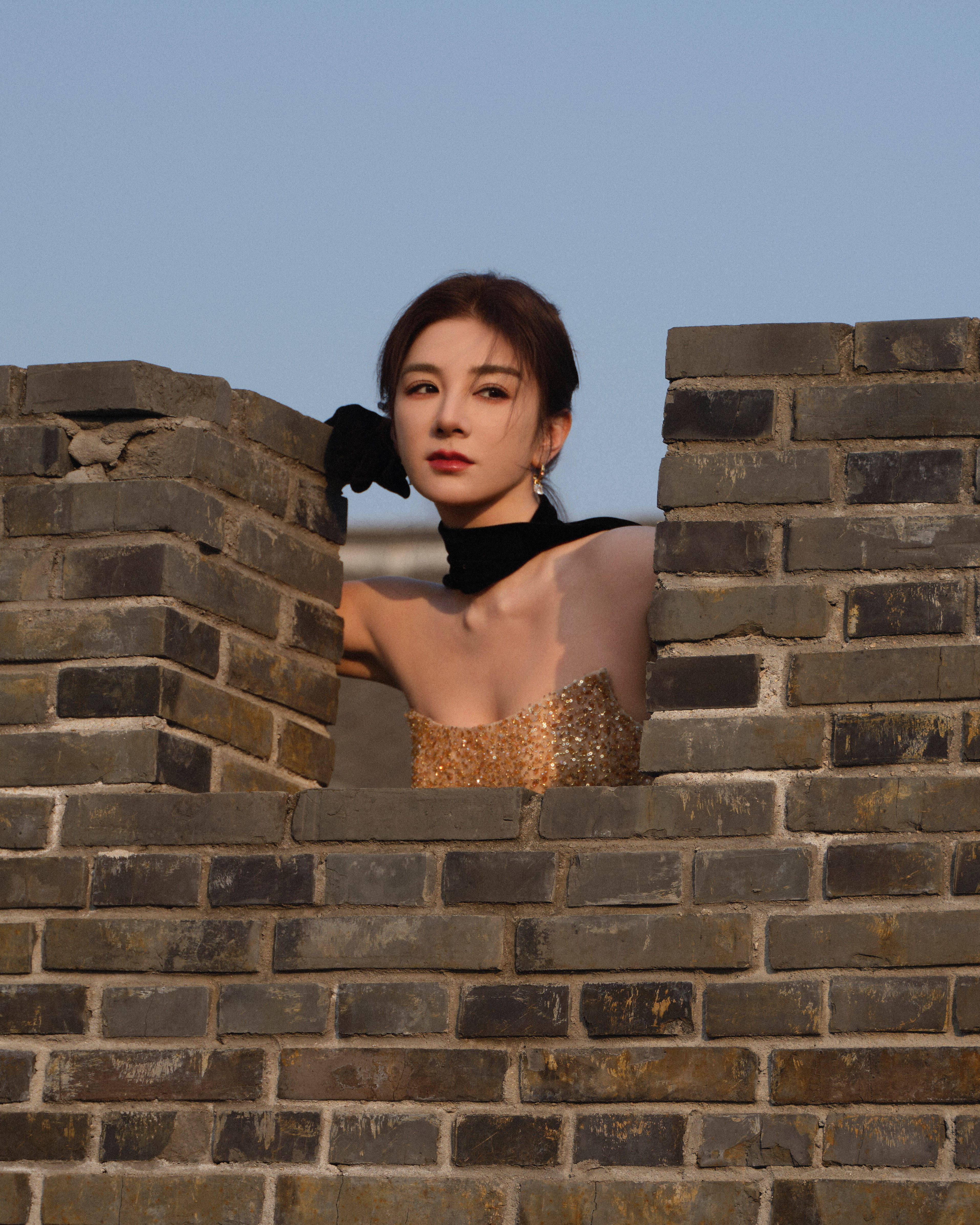 黄奕穿鎏金好意思裙展现傲东说念主弧线 前凸后翘身姿优雅