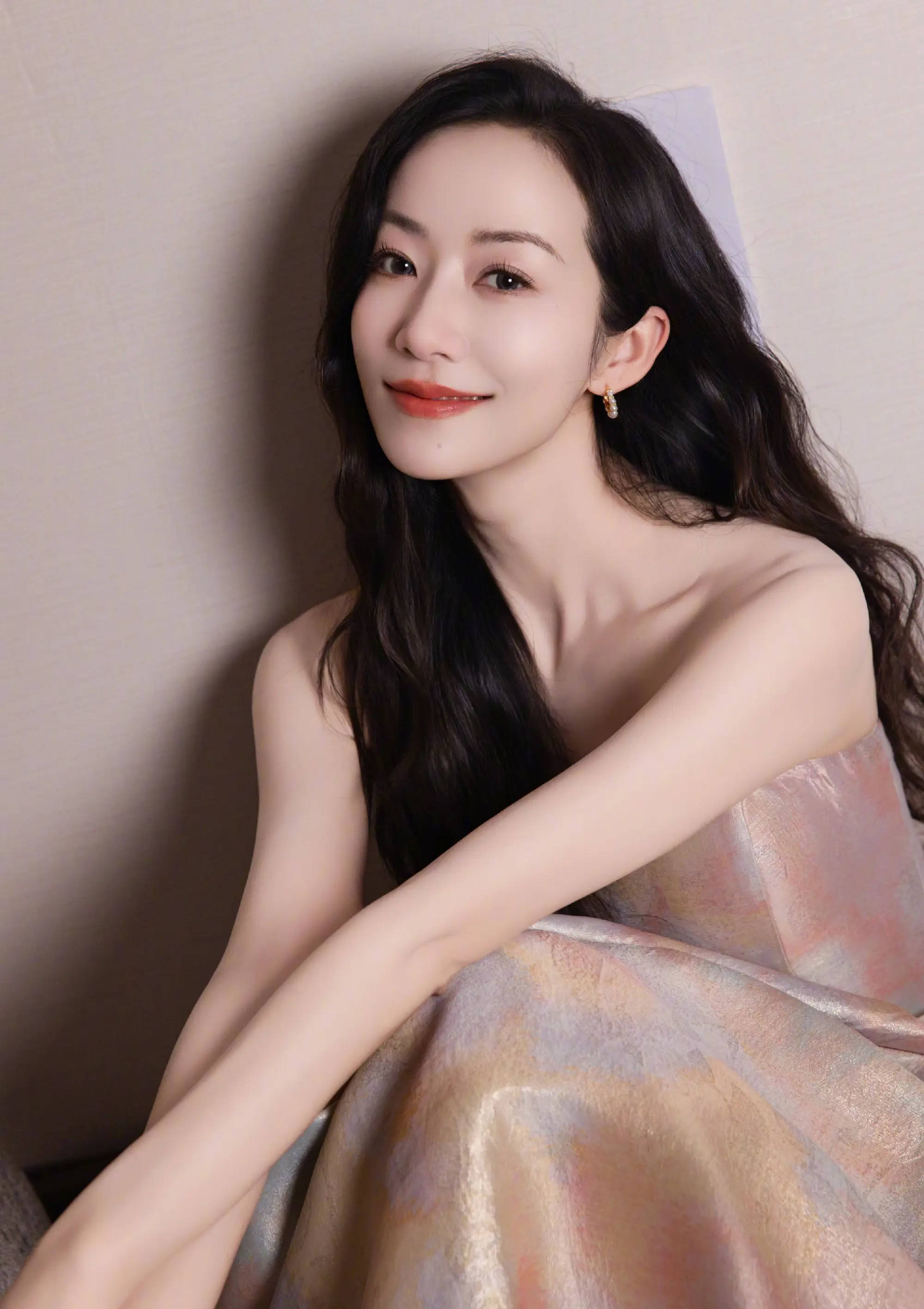 韩雪渐变抹胸裙谦虚好意思丽 长发灵动气质脱俗