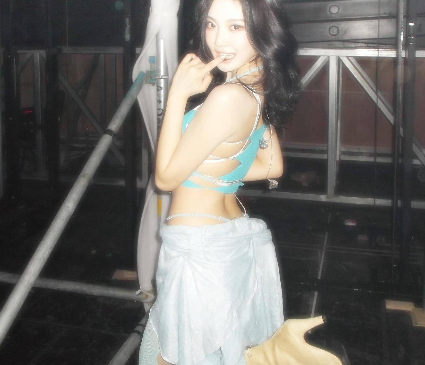 宁艺卓穿蓝抹胸秀窈窱形体 腰肢纤细气质热辣纯欲