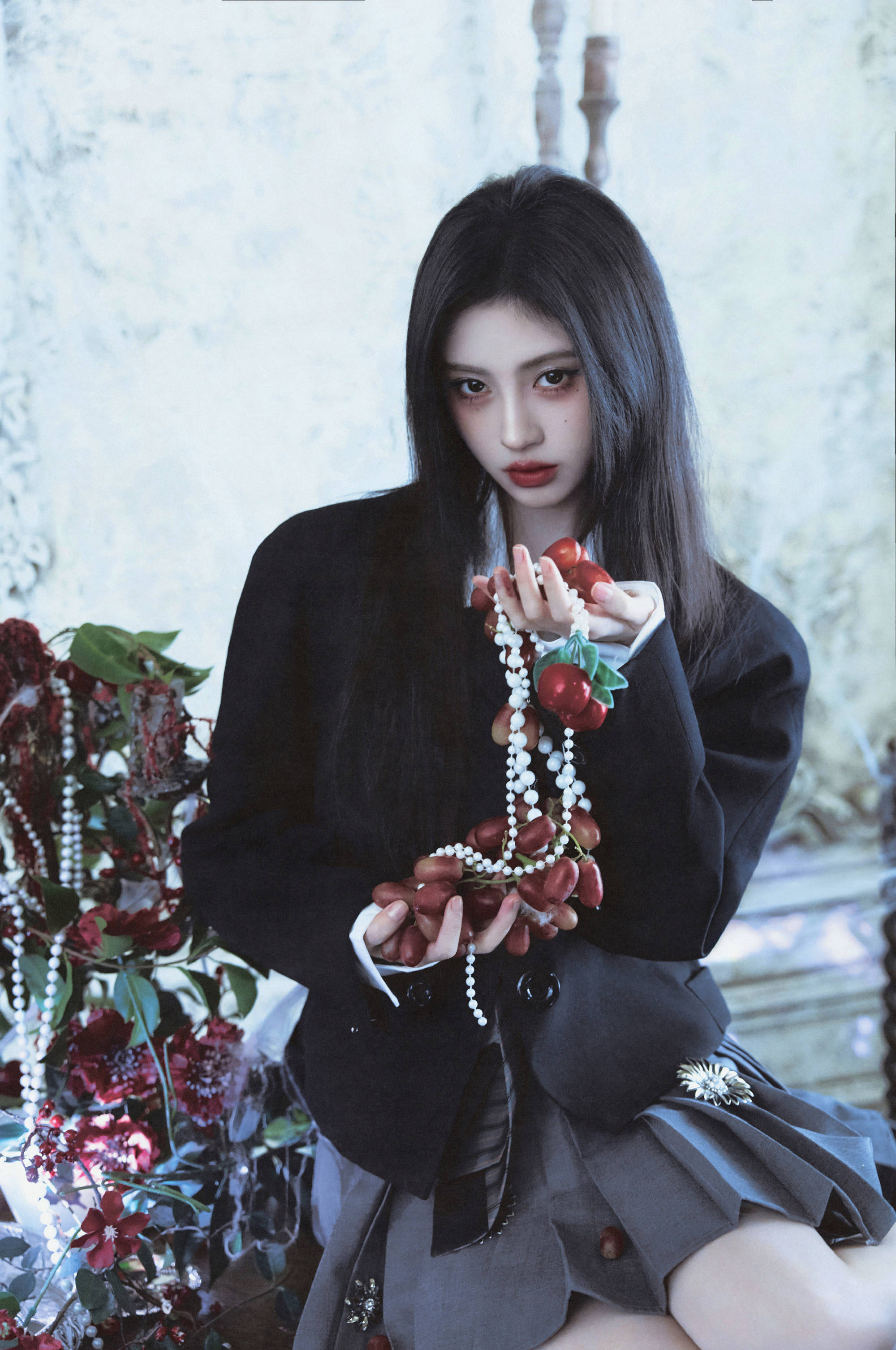 鞠婧祎化身暗黑学院风阴霾青娥！目光激烈气场全开